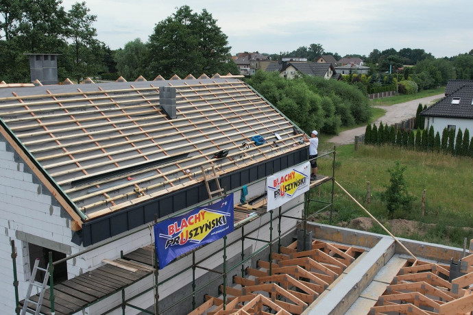 Drewno pod blachodachówkę. To od więźby zaczyna się trwały dach