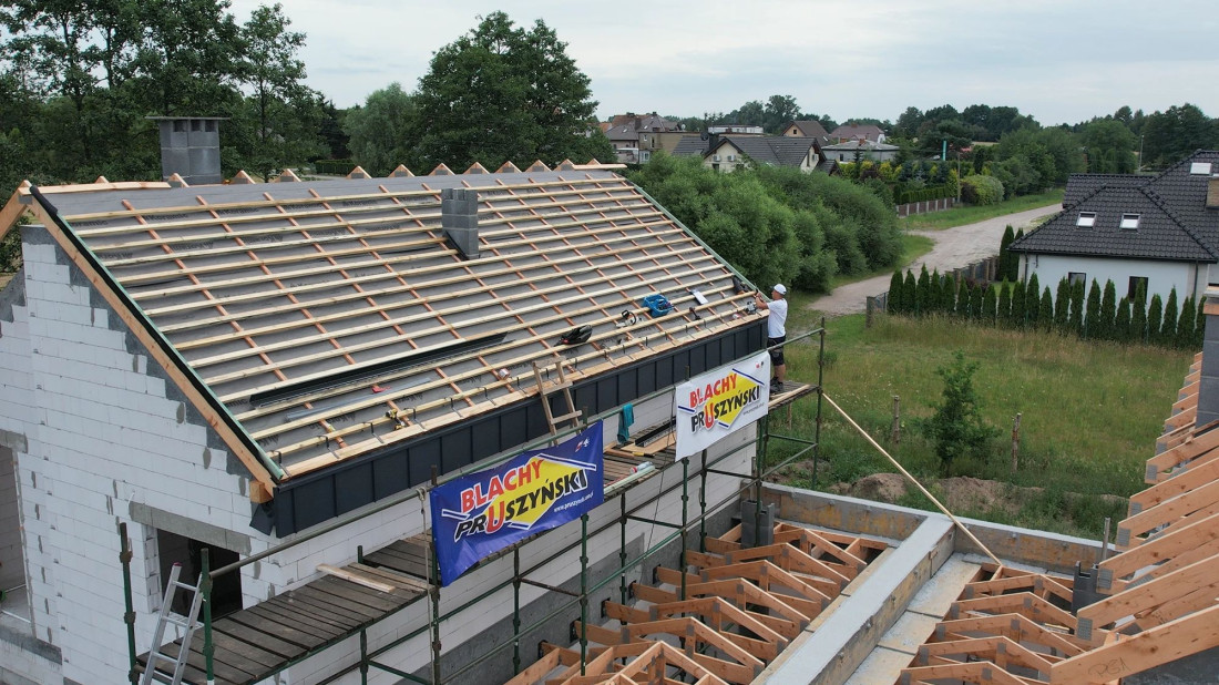 Drewno pod blachodachówkę. To od więźby zaczyna się trwały dach
