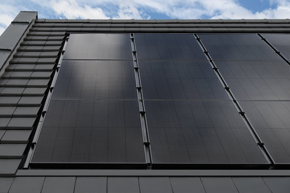 System SunLACE zintegrowany z dachówką ceramiczną SIMPLA marki swissporTON — moduły wtopione w połać.