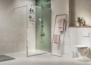Chromowana kabina Contour, półka 2-Store, drabinka Brix oraz uchwyt na papier i szczotka WC Urban