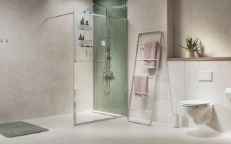 Chromowana kabina Contour, półka 2-Store, drabinka Brix oraz uchwyt na papier i szczotka WC Urban