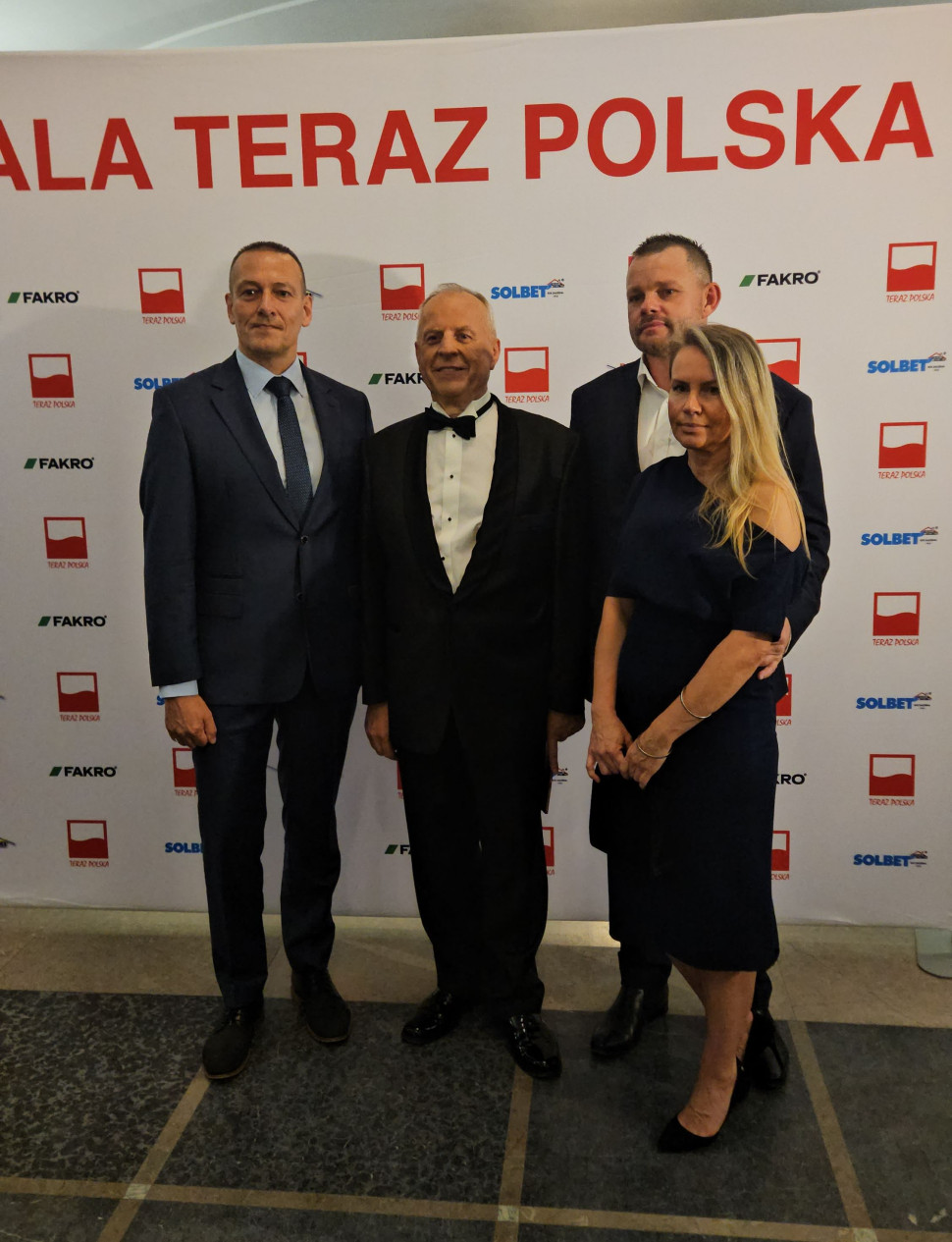 Sławomir Gawlik (z lewej), Dyrektor Marketingu Grupy FAKRO na gali Teraz Polska