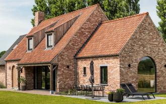 Najmodniejsze są płaskie. Dachówki ceramiczne świetnie sprawdzą się na skomplikowanym dachu