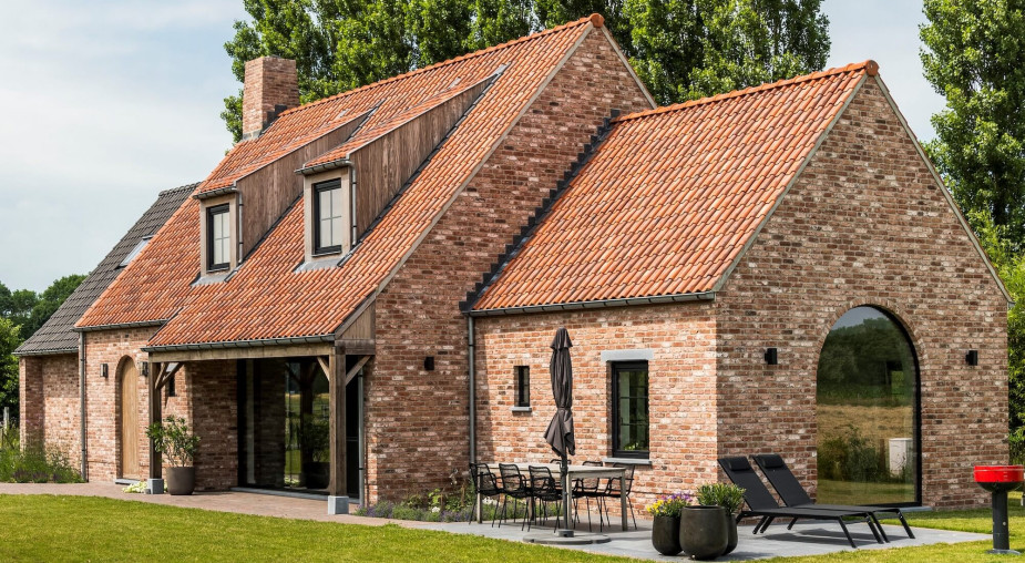 Najmodniejsze są płaskie. Dachówki ceramiczne świetnie sprawdzą się na skomplikowanym dachu