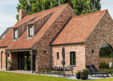 Najmodniejsze są płaskie. Dachówki ceramiczne świetnie sprawdzą się na skomplikowanym dachu