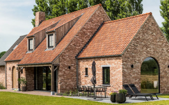 Najmodniejsze są płaskie. Dachówki ceramiczne świetnie sprawdzą się na skomplikowanym dachu