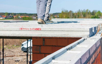 Strop bez podpór i bez nadbetonu - jak prefabrykacja zmieniła budowanie domów