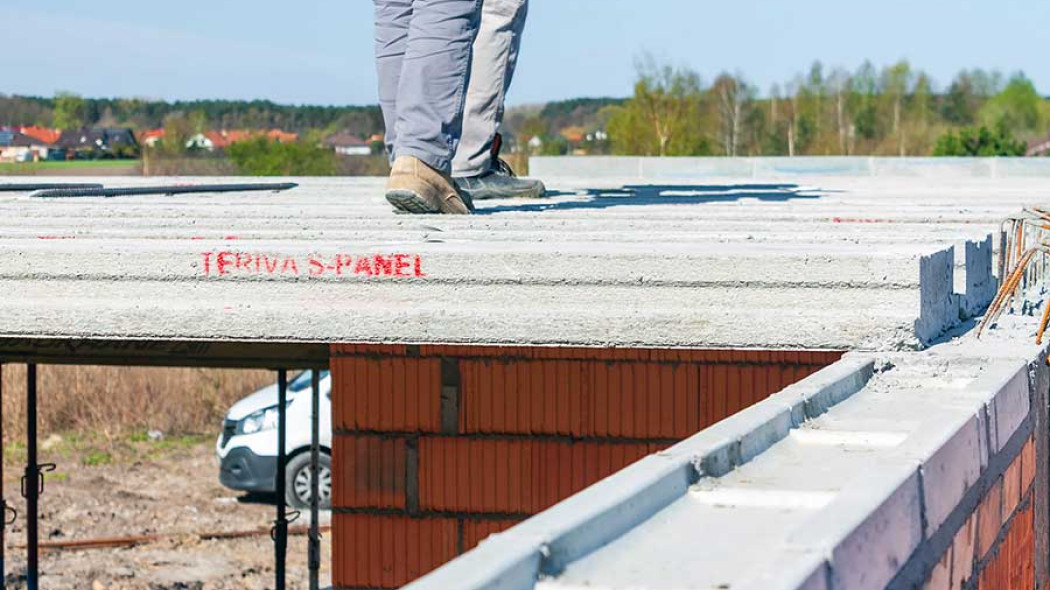 Strop bez podpór i bez nadbetonu - jak prefabrykacja zmieniła budowanie domów