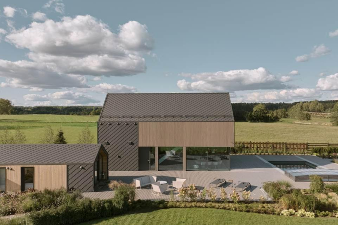 Kaszubski dom-stodoła, który zaciera granicę między wnętrzem a naturą