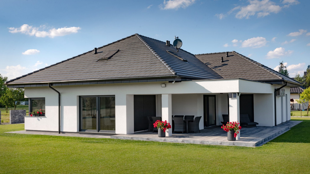 Dachówka ceramiczna czy betonowa? Wybieramy idealne pokrycie dachu na lata