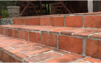 Cegła na schody zewnętrzne? Piękny efekt wymaga dobrego materiału