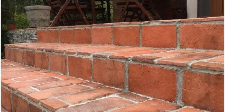 Cegła na schody zewnętrzne? Piękny efekt wymaga dobrego materiału