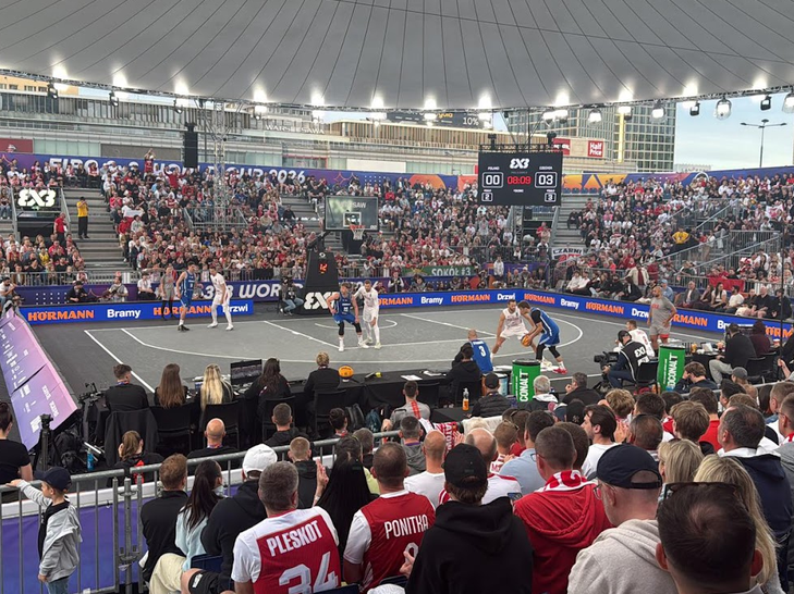 Podczas Mistrzostw Świata w Koszykówce 3x3, które odbywały się w dniach 1–7 czerwca 2026 roku w Warszawie, działała otwarta strefa kibica