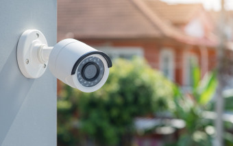 Uwaga na prywatny monitoring! UODO bezlitosne dla właściciela posesji - rekordowa kara za nagrywanie ulicy