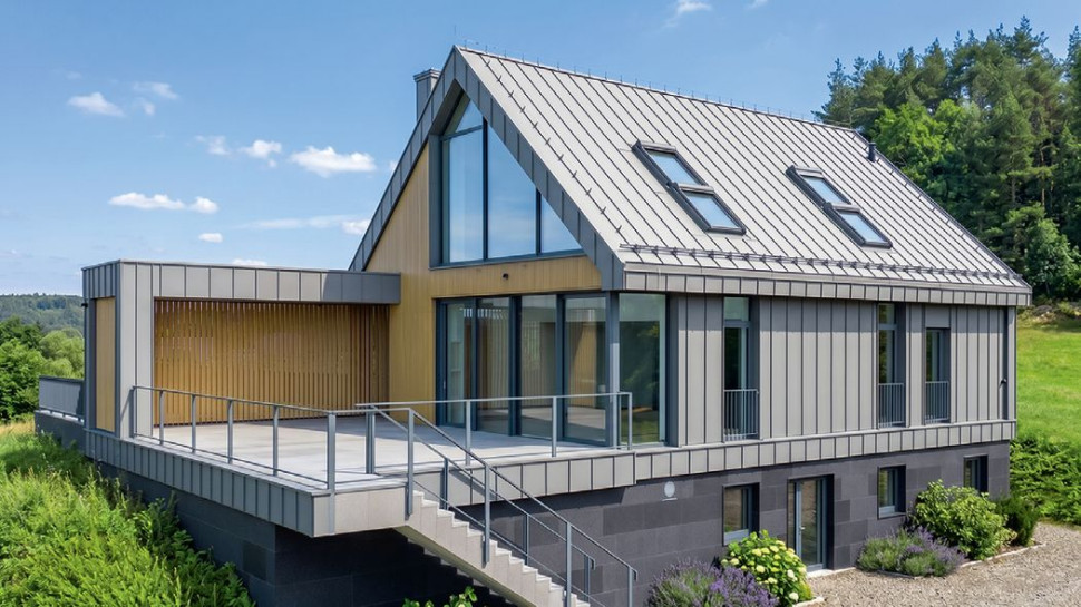 Płaskie blachy łączone na tzw. rąbek stojący bardzo dobrze wyglądają na budynkach o nowoczesnej architekturze.