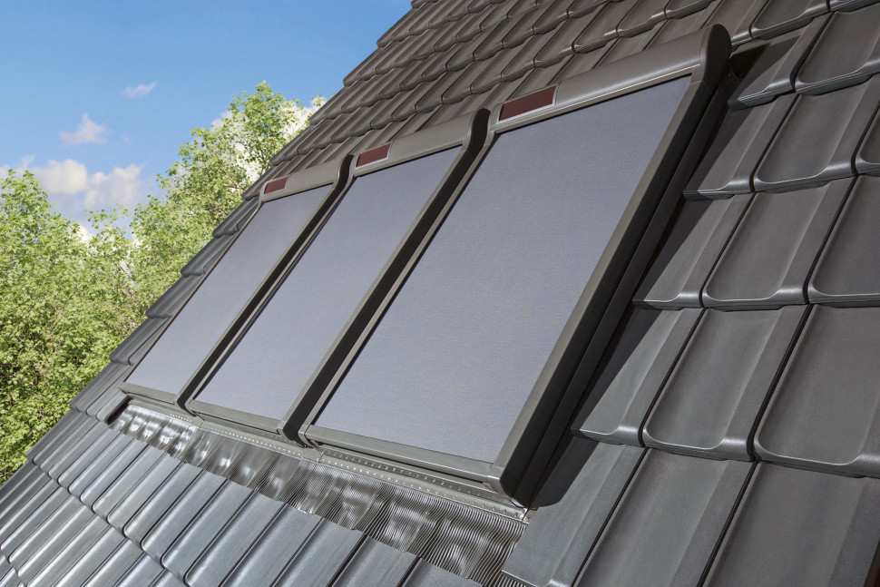 Model solarny korzysta z energii słonecznej i w trybie automatycznym dostosowuje położenie osłony do natężenia światła