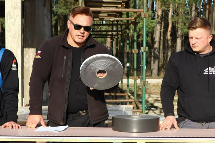 Jak przykleić taśmę wygłuszającą Vent Sol Akustic do paneli z blachy?