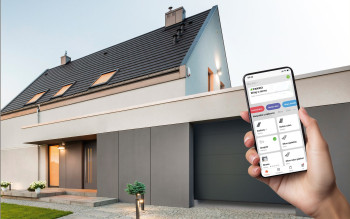 Elektryczne okna dachowe FAKRO – komfort, bezpieczeństwo i automatyzacja domu