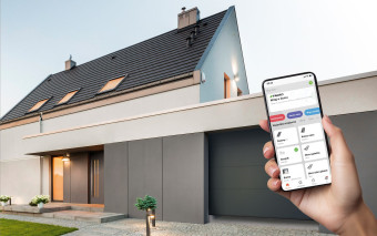 Elektryczne okna dachowe FAKRO – komfort, bezpieczeństwo i automatyzacja domu