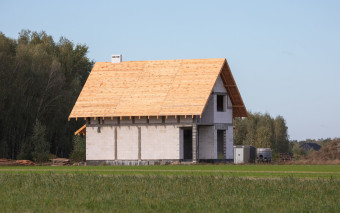Polacy nie chcą dużych domów. Ponad 60 proc. inwestorów tnie koszty i wybiera ten metraż