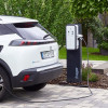 Ładujesz elektryka z domowego gniazdka? Jeden błąd może Cię drogo kosztować