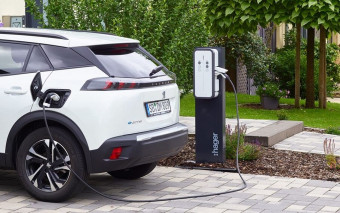 Ładujesz elektryka z domowego gniazdka? Jeden błąd może Cię drogo kosztować