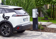Ładujesz elektryka z domowego gniazdka? Jeden błąd może Cię drogo kosztować