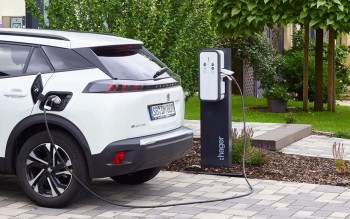 Ładujesz elektryka z domowego gniazdka? Jeden błąd może Cię drogo kosztować