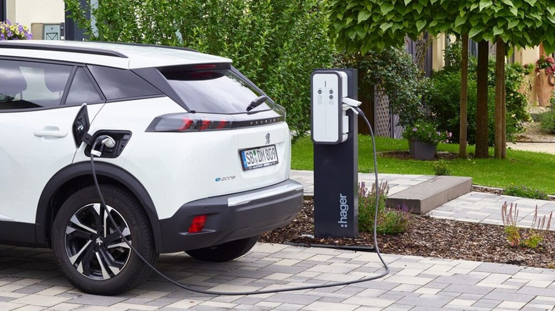 Ładujesz elektryka z domowego gniazdka? Jeden błąd może Cię drogo kosztować