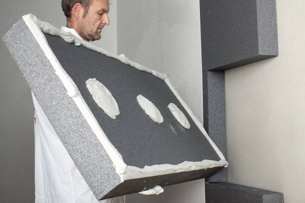 W najbardziej rozpowszechnionej metodzie lekkiej mokrej styropian mocuje się na zaprawę klejową bezpośrednio do muru