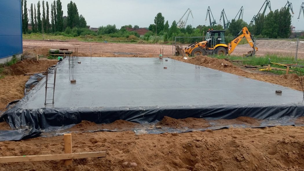 Jak przygotować grunt pod płytę fundamentową na działce o wysokim poziomie wód gruntowych?