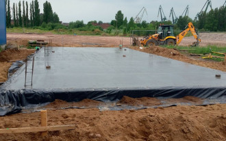 Jak przygotować grunt pod płytę fundamentową na działce o wysokim poziomie wód gruntowych?