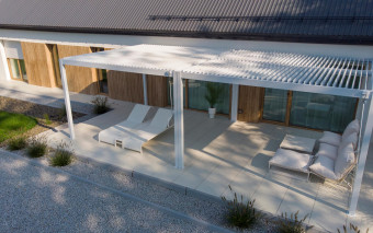 Zadaszenie tarasu od 2000 zł. Markiza czy pergola - co sprawdzi się podczas upałów?