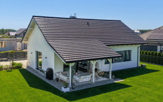 100 m² szczęścia. Dlaczego mały dom to dziś duży trend – i jaki dach do niego pasuje