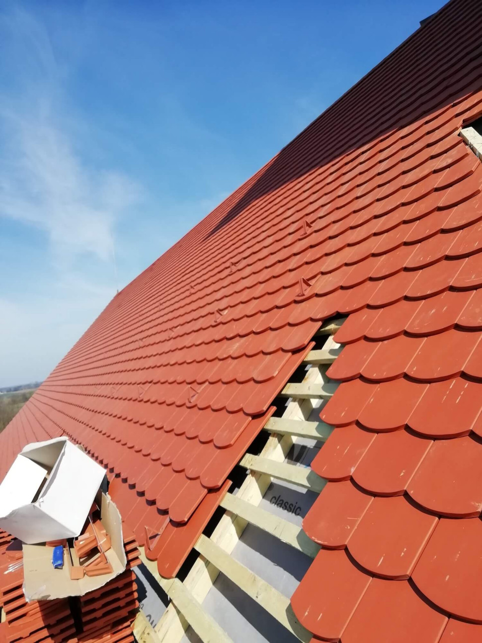 Karpiówka to najbardziej tradycyjny wzór dachówek ceramicznych