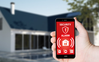 Skuteczny alarm w domu nie musi być skomplikowany. Jak dobrać go do zagrożeń?