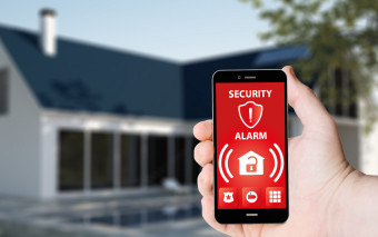 Skuteczny alarm w domu nie musi być skomplikowany. Jak dobrać go do zagrożeń?