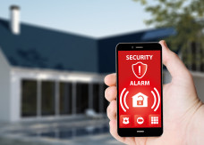 Skuteczny alarm w domu nie musi być skomplikowany. Jak dobrać go do zagrożeń?