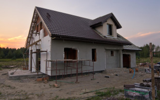 Jak obliczyć izolacyjność ściany? Trzy wzory, które musisz znać