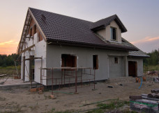 Jak obliczyć izolacyjność ściany? Trzy wzory, które musisz znać