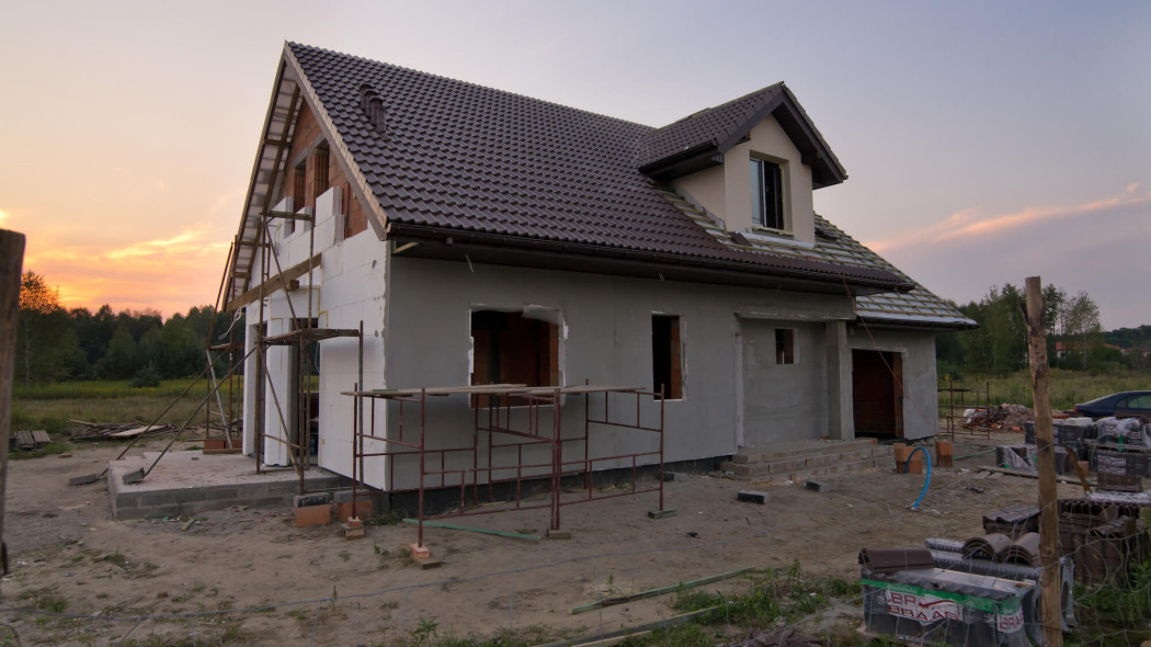 Jak obliczyć izolacyjność ściany? Trzy wzory, które musisz znać