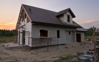 Jak obliczyć izolacyjność ściany? Trzy wzory, które musisz znać