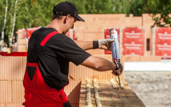 Ile puszek kleju Porotherm Dryfix potrzeba na ścianę? Tak obliczysz zużycie