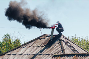 Pożar sadzy w kominie. Co zrobić, gdy ogień pojawi się w przewodzie?