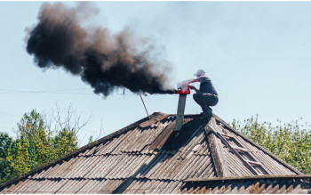 Pożar sadzy w kominie. Co zrobić, gdy ogień pojawi się w przewodzie?