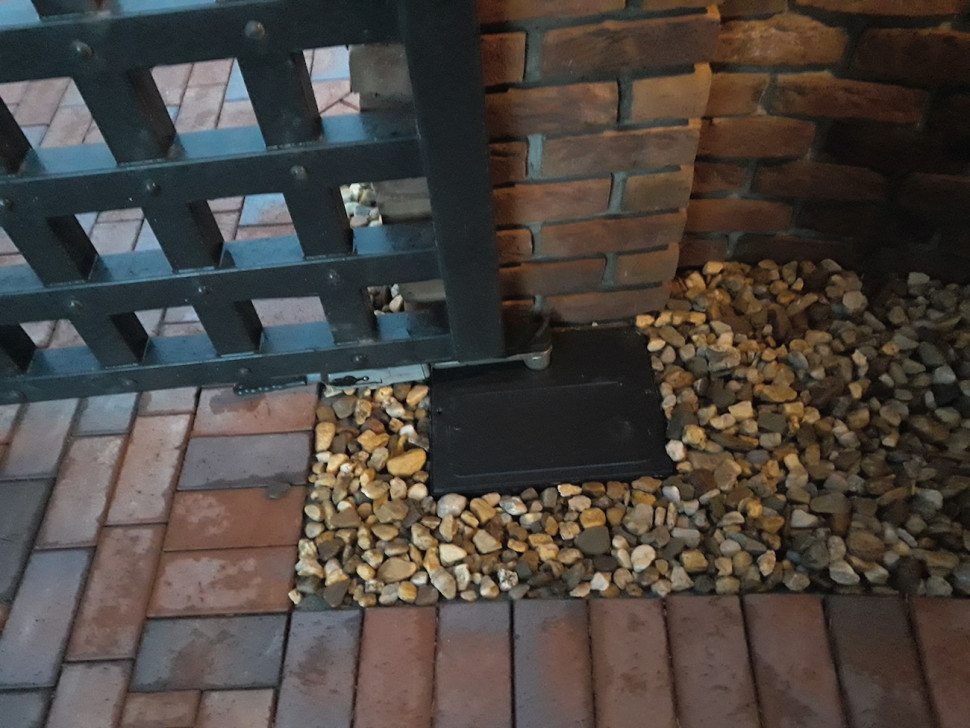 Brama wyposażona w siłownik podziemny, ukryty pod nawierzchnią, fot. Beninca