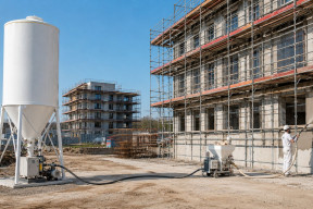 Silos zamiast tysięcy worków. Jak działa system silosowy przy tynkowaniu dużych inwestycji?