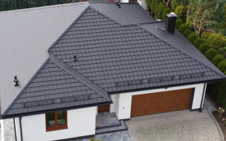 Lekkie pokrycia dachowe 2026. Na jakich dachach się sprawdzą i które są łatwe w montażu?