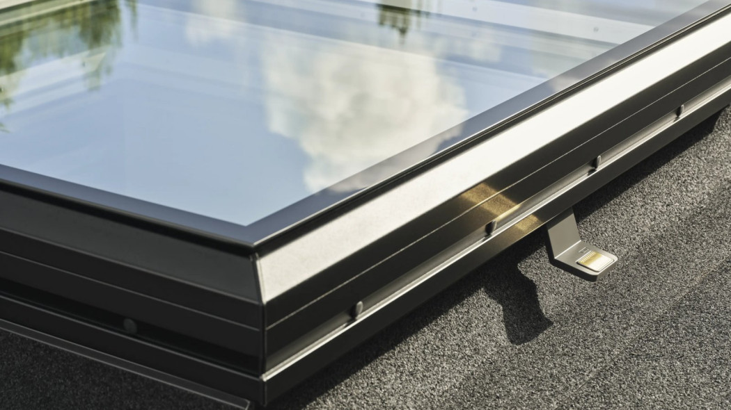 VELUX wprowadza nowe okno do dachów płaskich ze standardowym modułem szklanym