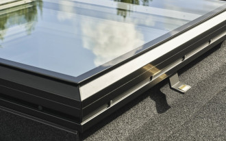 VELUX wprowadza nowe okno do dachów płaskich ze standardowym modułem szklanym